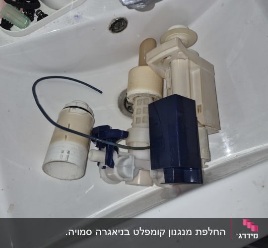 חלקי אינסטלציה בכיור עם ברז